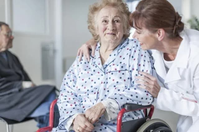Opiekunka środowiskowa ile zarabia? Sprawdź, co wpływa na wynagrodzenie